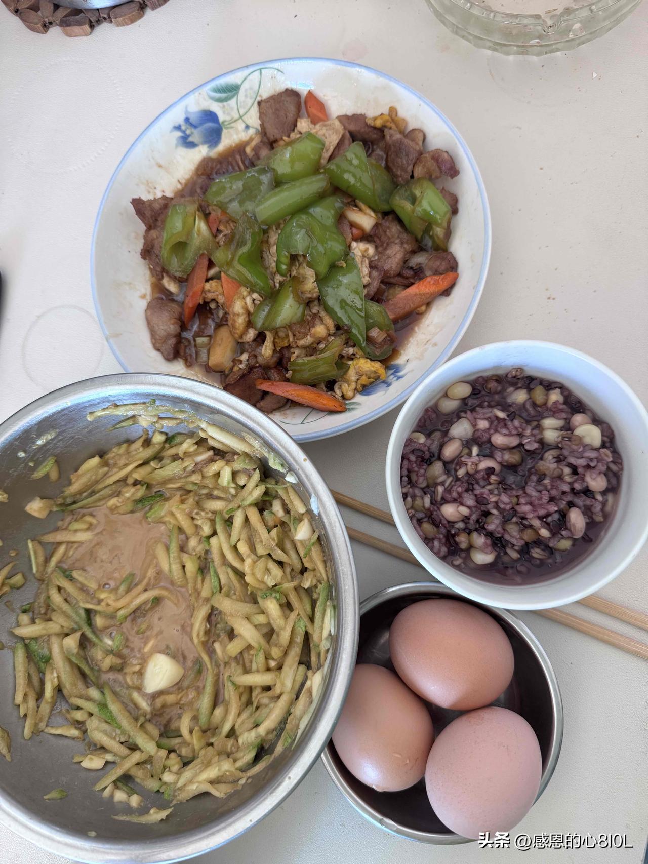 今天的早饭：
猪肉炒鸡蛋辣椒，芝麻酱拌黄瓜丝，
主食是杂粮饭，还有水煮蛋。

我