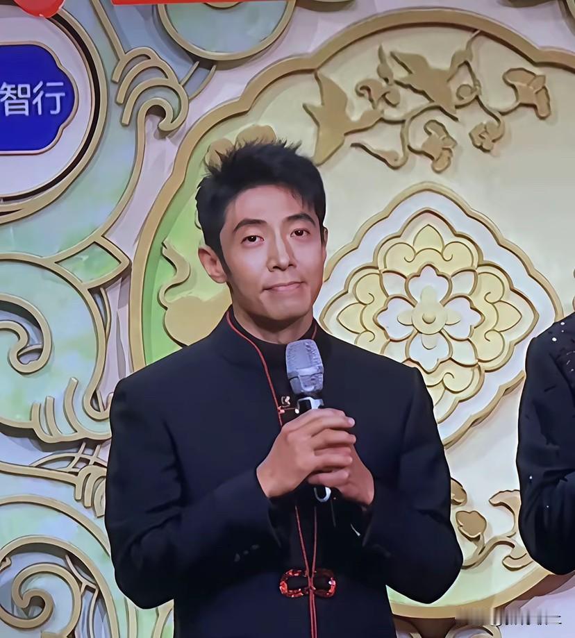 我妈看了撒贝宁春晚的镜头，
她沉默了好久，突然说：这孩子咋瘦成这样了，脸都发暗，