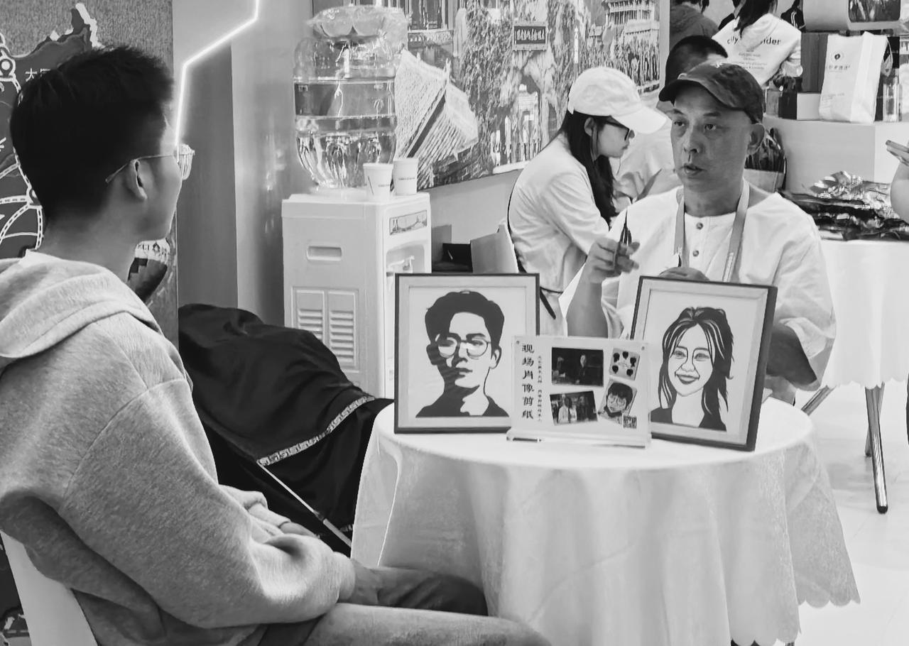 逛会展遇到神仙手艺，老师现场剪的肖像剪纸，眉眼间神韵，都精准拿捏，比照片还生动。