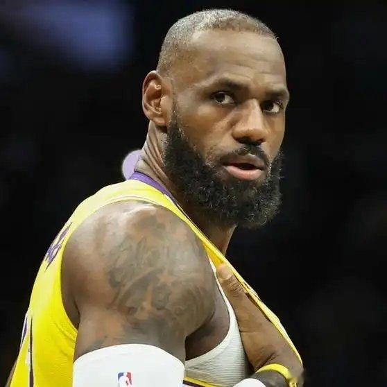 《一级恶意！詹姆斯肋骨被强烈肘击》播放量：1.5万点赞量：51网页链接