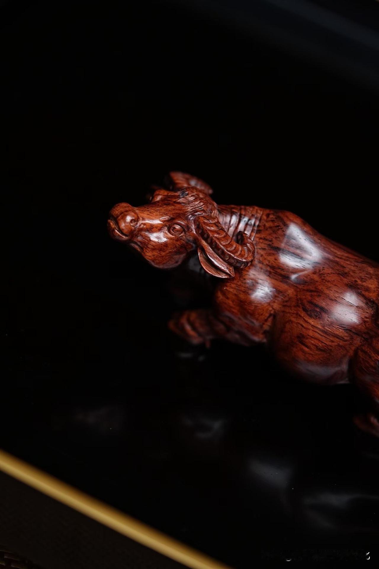 黄花梨｜开拓牛

这件牛，不靠张扬取胜。

整木一气成形，线条收得很稳。背脊起伏