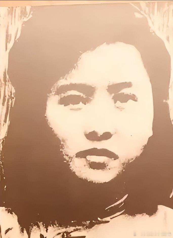 1949 年，女教师朱世君被军统特务抓捕，押往渣滓洞。途中，押送人员李朝成认出她