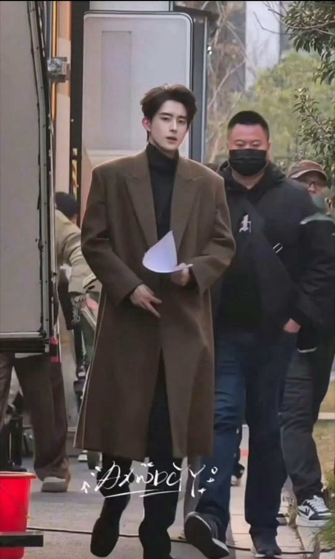 敖瑞鹏、王星越、王安宇正在拍摄的现偶造型，pick谁？ 