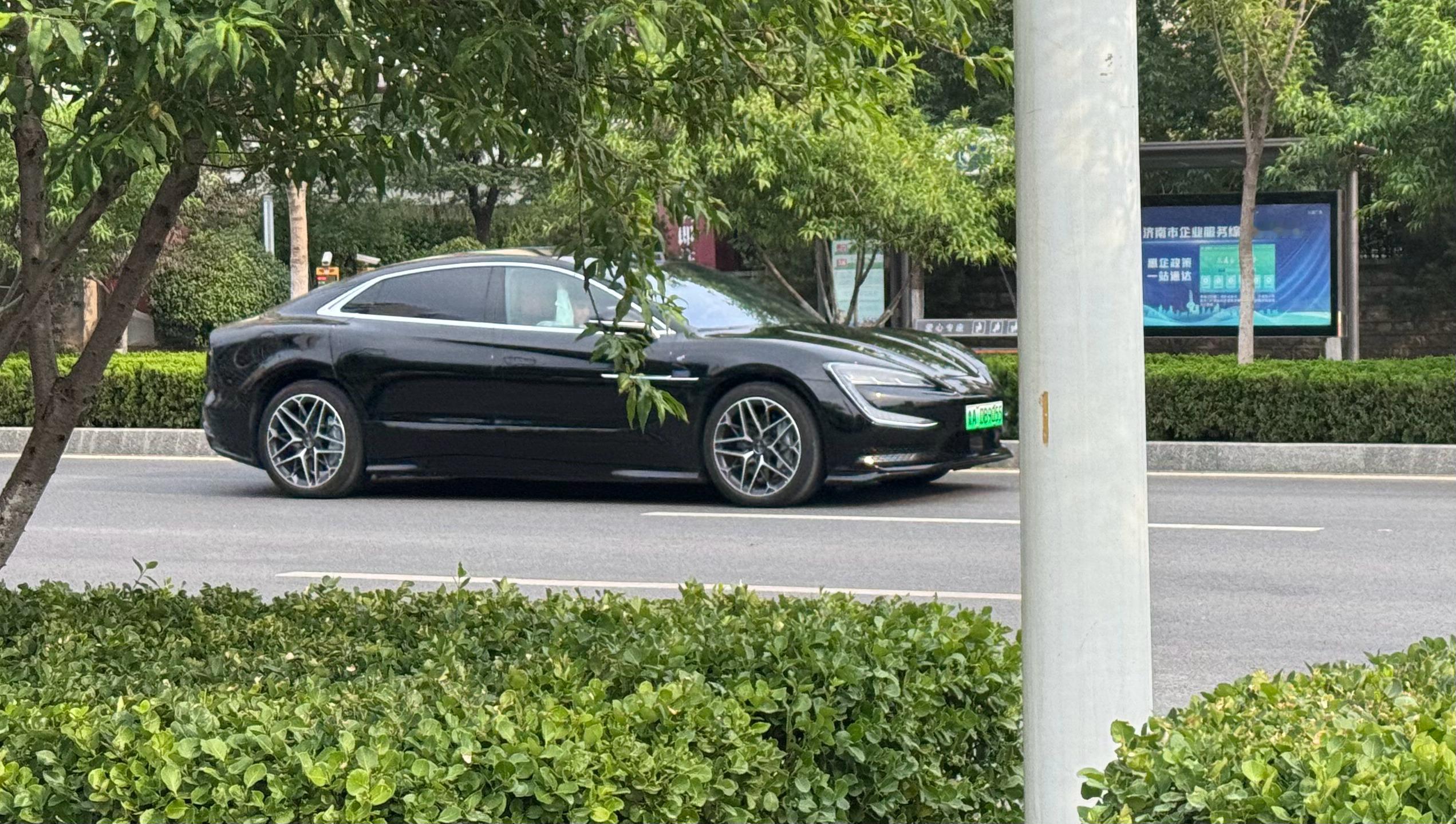 今天竟然见到一辆仰望U7，挺凌厉。 ​​​