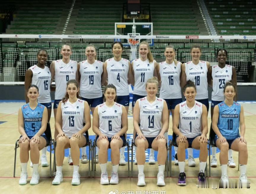 朱婷合影新照片越看越好看[呲牙]
朱婷和团队训练完，被安排拍大合照，这次朱婷与哈