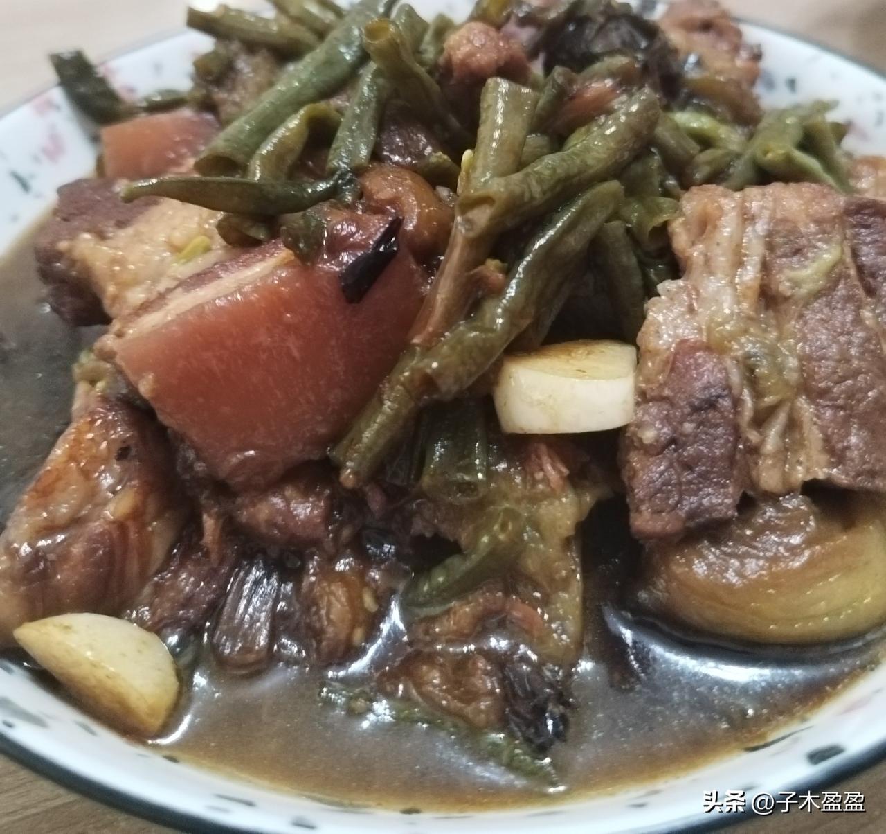 周末，老公做的菜，豆角红烧肉炖茄子。男人愿意下厨，还是能做好的挺好吃。

有些妈