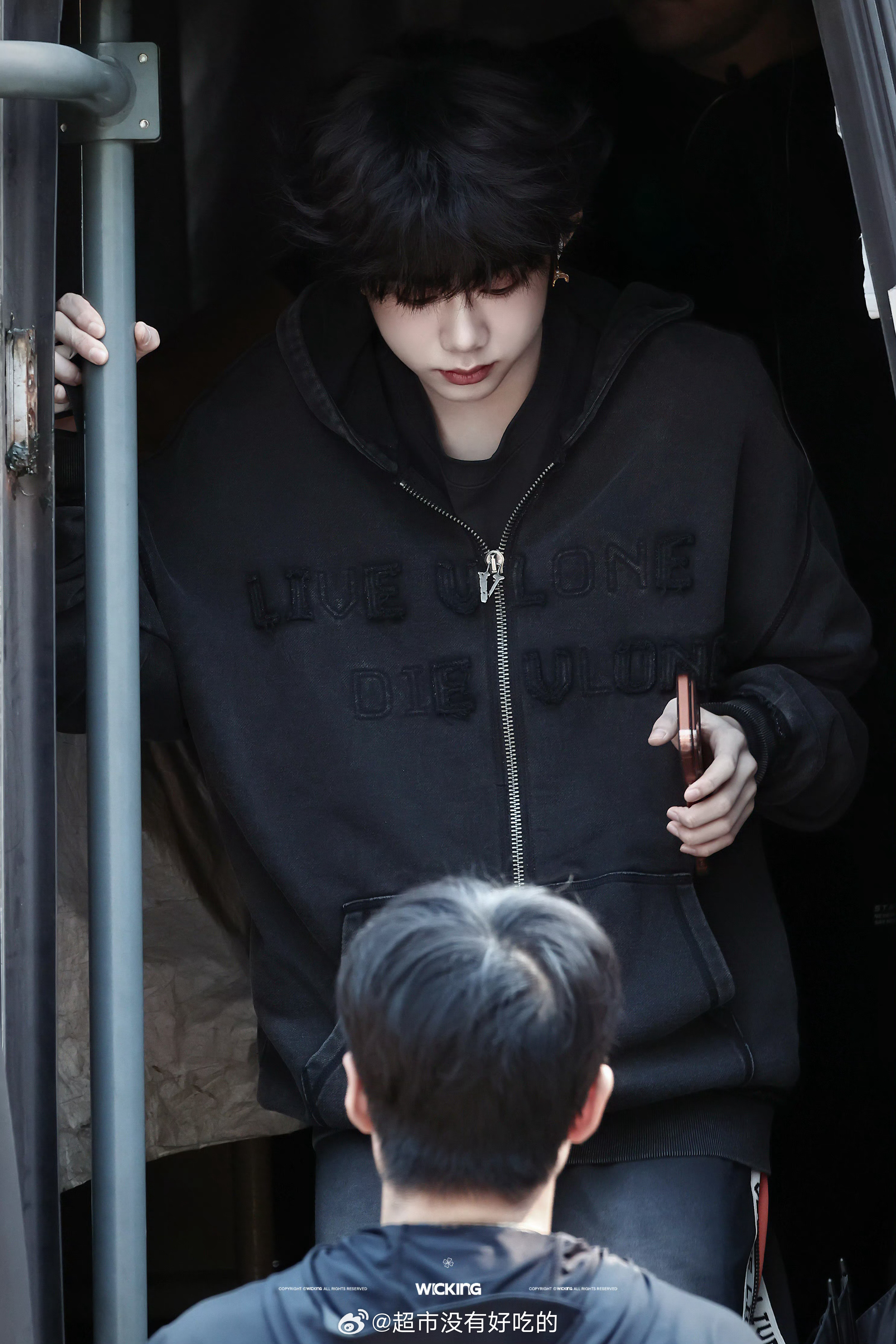 陈奕恒《我们的少年时代2》今日上班路透一身allblack怎么穿都很帅学长拍摄顺