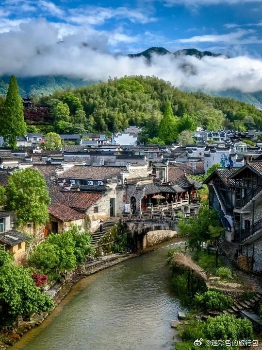 入梅氛围感天花板当属衢州廿八都！云雾绕山间，四省融合古建，雨后老街配上暖食小吃，