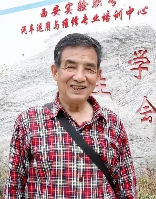 王铎：张灵甫的儿子张居礼，是真像张灵甫，像神了。
