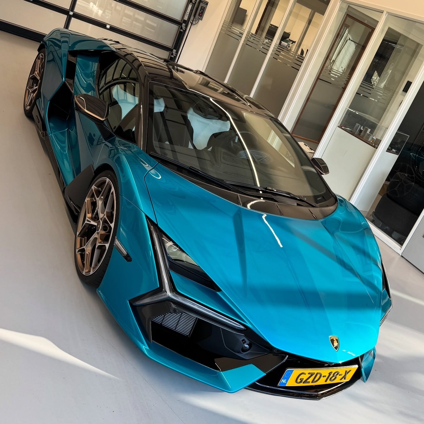 荷兰 Lamborghini Revuelto油漆: Blu Uranus 