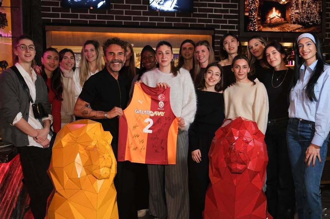 王媛媛国际排坛动态王媛媛和加拉塔萨雷的队友们一起共进新年晚宴中国女排