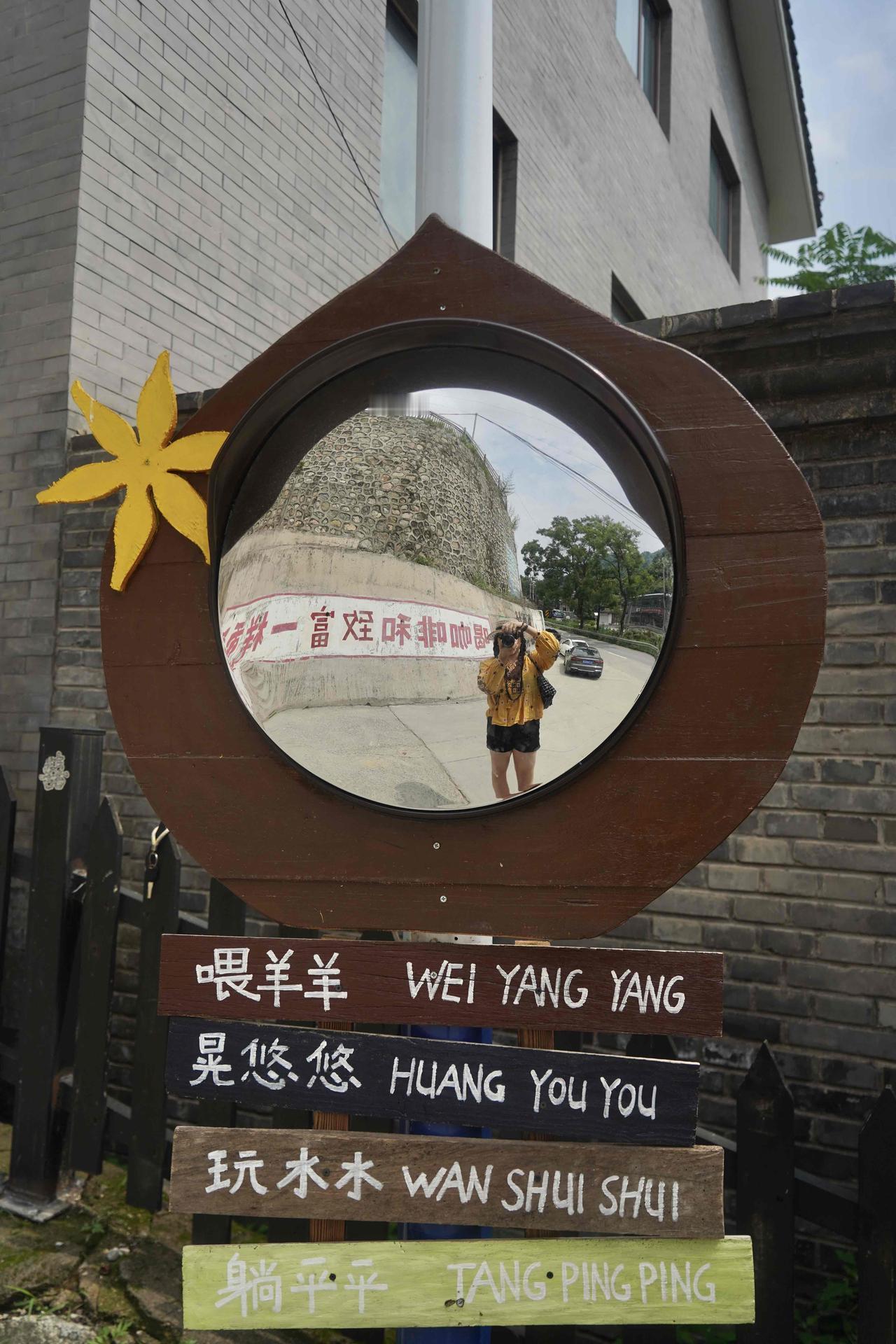 京郊如今也是越来越洋气，跑到最近大热门的
怀柔板栗村一日游，进山避暑，体验山野慢