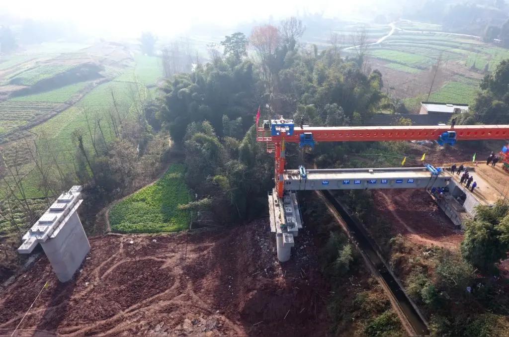 我原来一直以为川藏铁路这么难修，应该是单线，但看到施工的桥墩这么宽，怎么也不像是