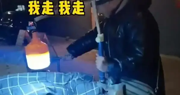 残疾男子摆摊下意识逃走称“没低保”？民政局：收入高于低保标准，其称“没低保”为寻求