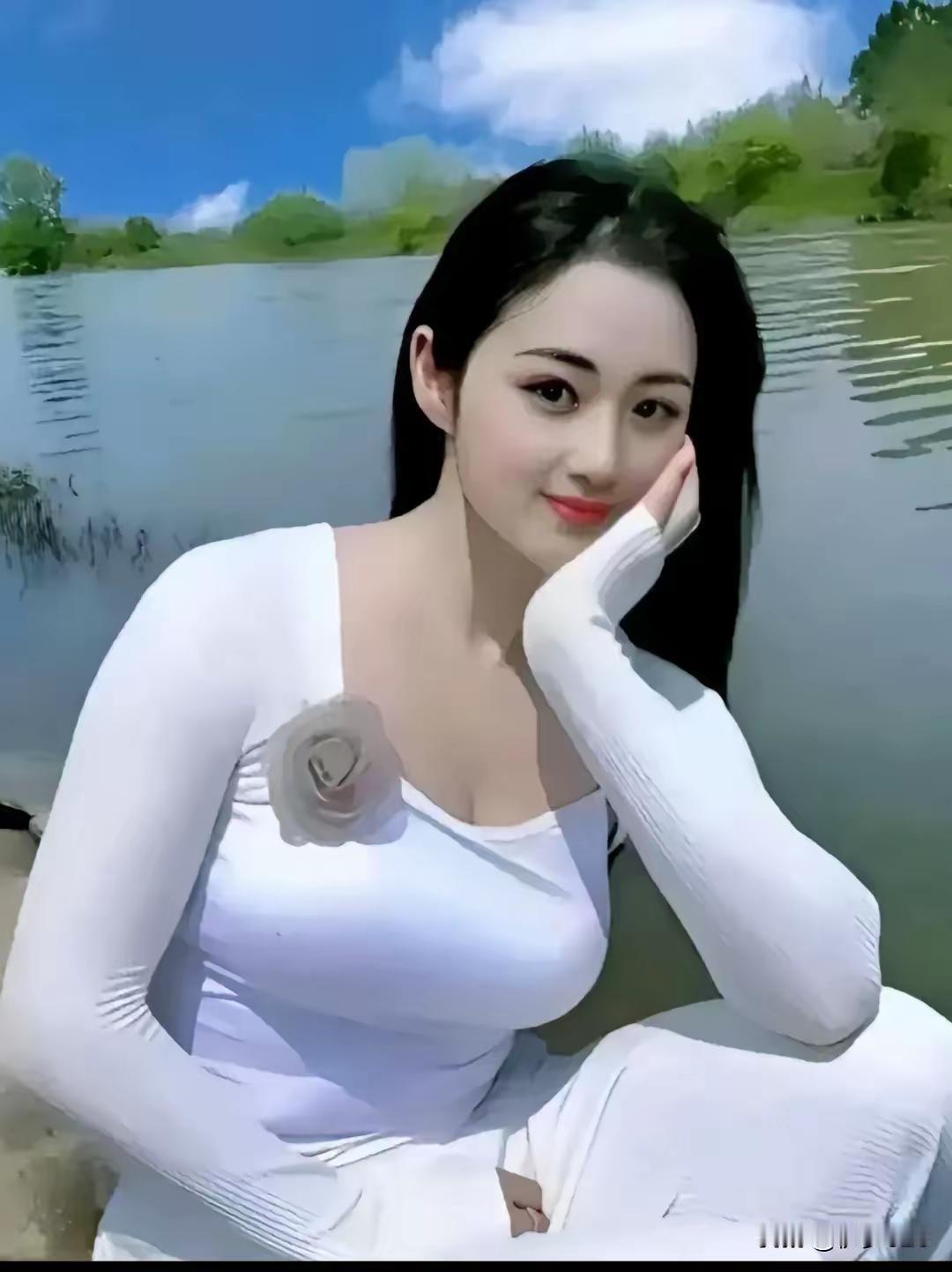 玉手托香腮，
湖边来摆拍。
丽质天生美，
入目谁不爱。