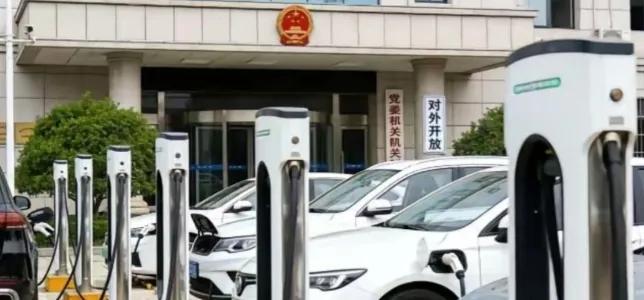 命令来了，没有任何讨价还价的余地：党政机关、公立学校、医院，甚至是政务大厅，哪怕