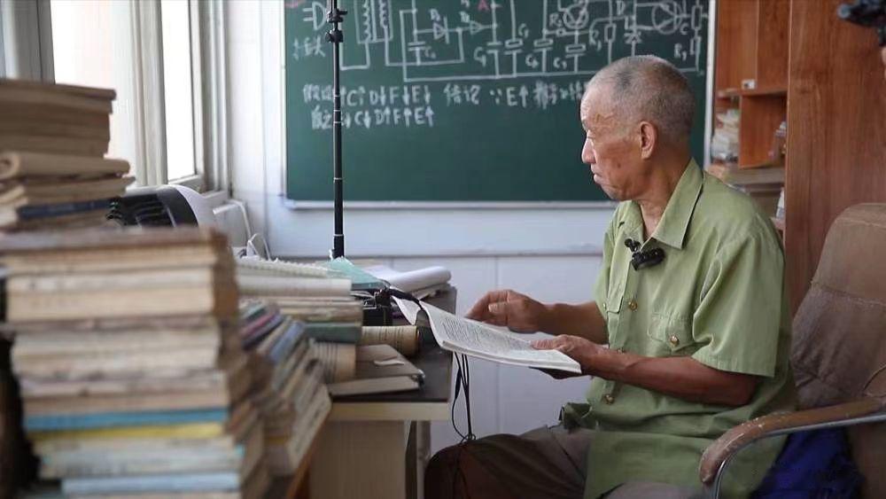 【82岁退休教师的“云上电工课堂”】“网友粉丝家人们好，全国的新老电工好，我是山