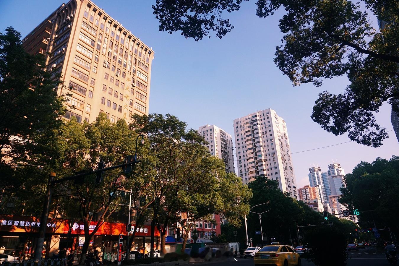南京 受台风“白海豚”影响，南京连续多天阴雨连绵。虽说凉快些，但久不见阳光也烦人