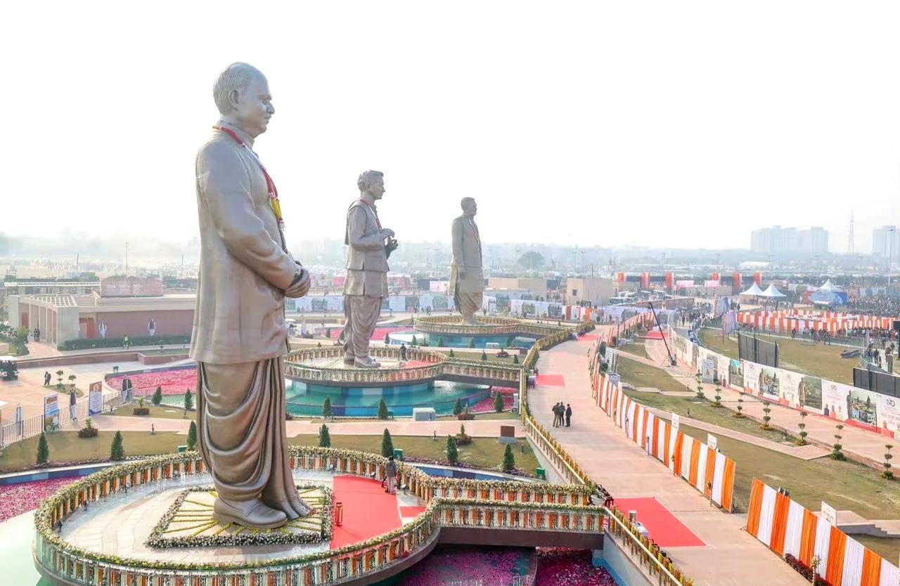 新年临近，印度新建成三尊高约20米的塑像。
莫迪说，这三位国宝级先贤为塑造印度民