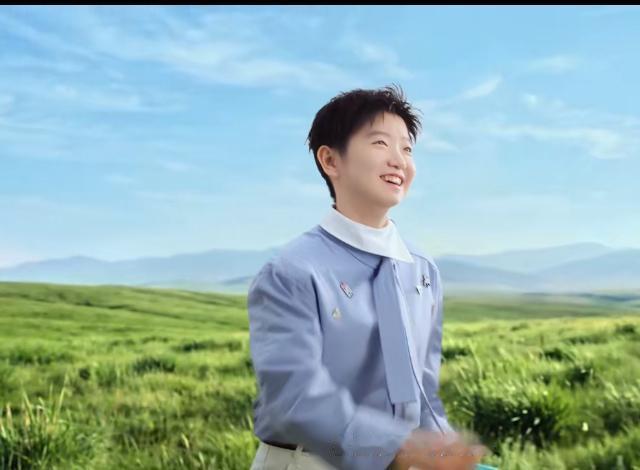 孙颖莎不但在碧绿的草原上拍摄视频，
还起飞纸飞机，
乘着风飞翔。

纸飞机在天空