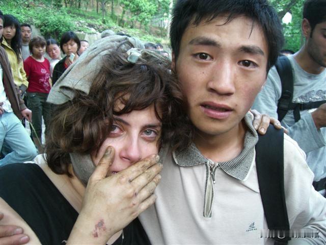 2008年，四川小伙救下了一个以色列女孩，并护送她抵达了安全的地方。女孩一直记得