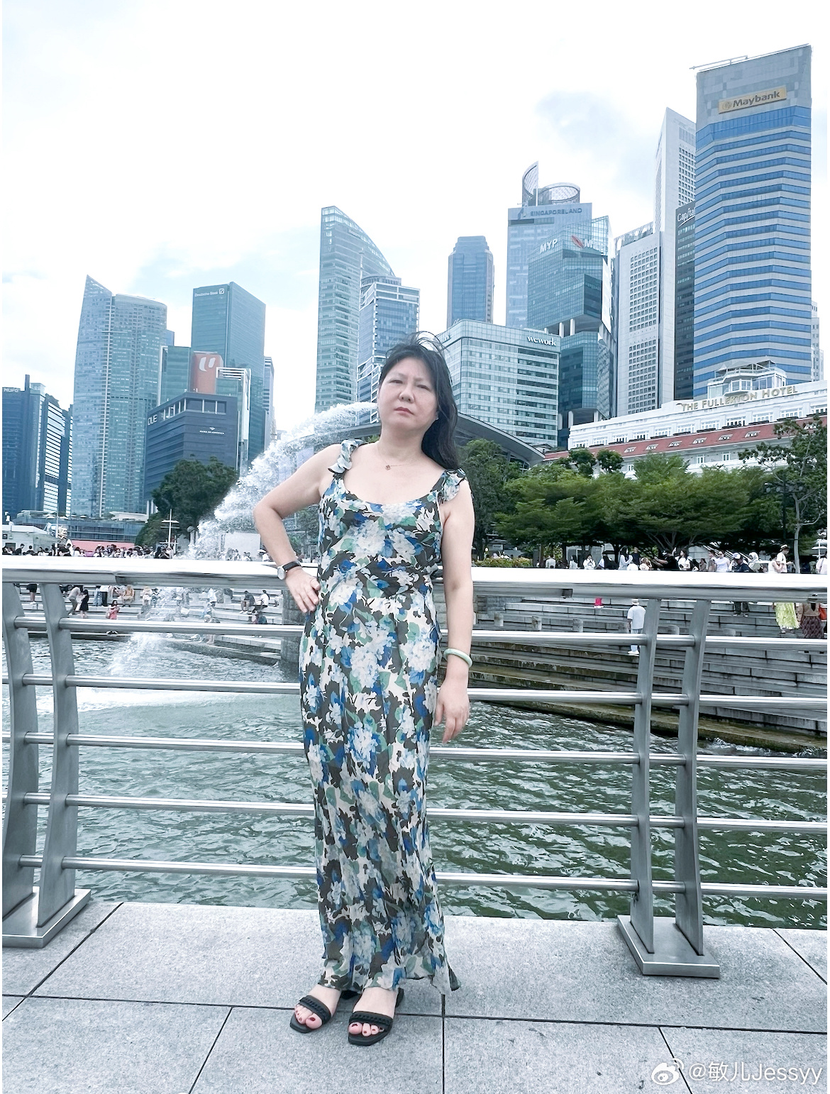 敏儿Jessyy全身照夏日时尚！新加坡鱼尾狮公园。优雅苹果原相机时尚穿搭