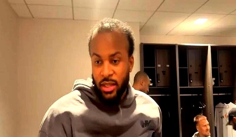 镜头对着，年轻人神色平静。
勇士队的穆迪把“髌腱撕裂”形容成最能接受的版本——医