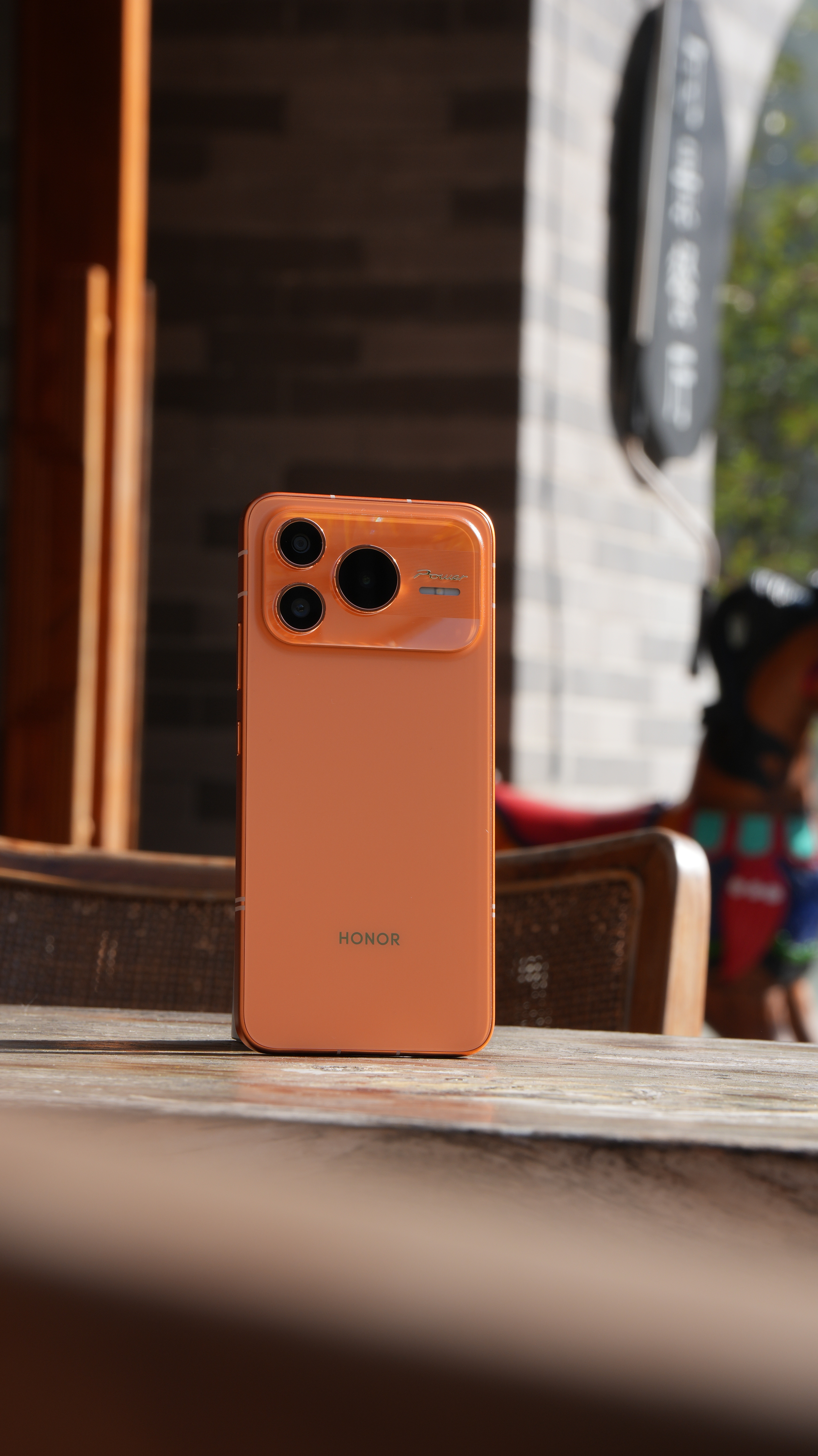 荣耀Power2 旭日橙配色随手拍，还是很有质感的，这次推出12GB+256GB