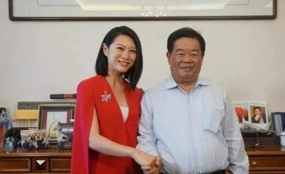 1971年，曹德旺当炊事员时，发现有女人偷东西，抓住她后，女人立马求饶：“只要你