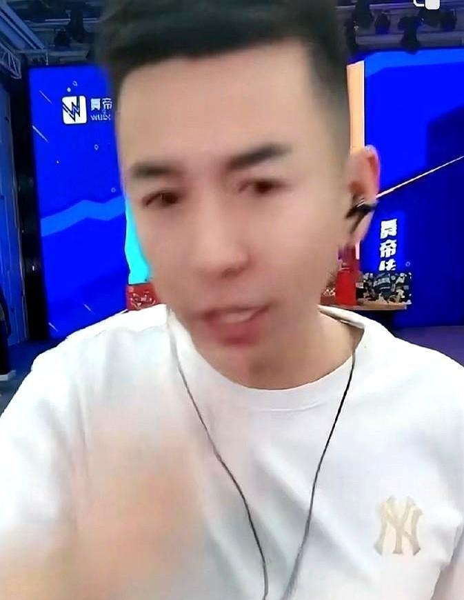 那辆劳斯莱斯被拖走时，引擎盖上还有未干的车蜡。
舞帝利哥，这个曾让千万人刷爆礼物