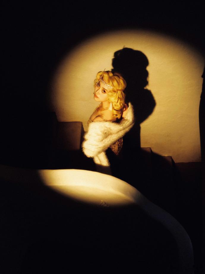 沈月生日策划 沈月生日策划，每个小时的27分发送一组绝美写真，金发的月月漂亮到无