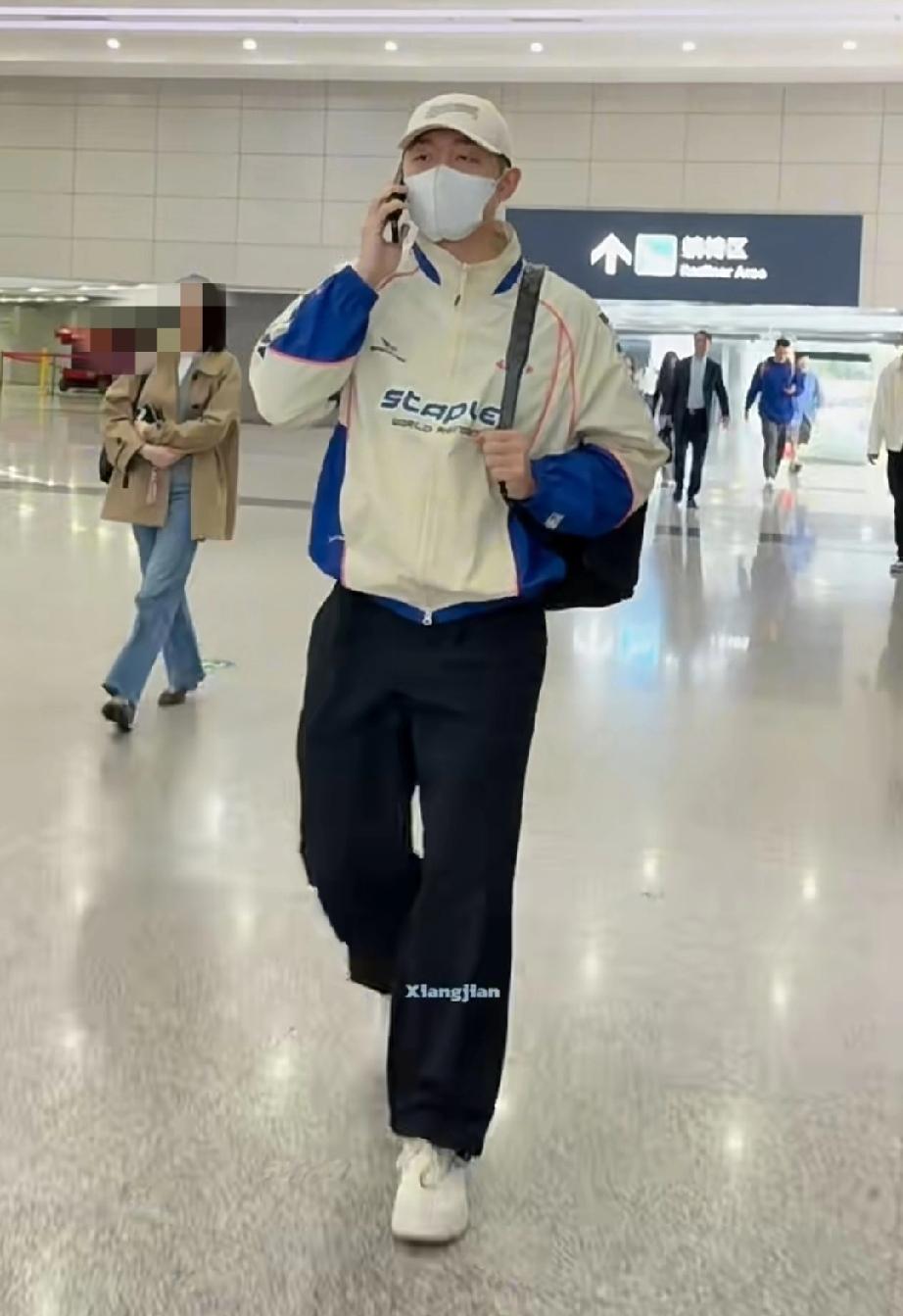 许昕真的是行走的衣服架子，这不当模特真是白瞎这好身材了！

今日许昕现身机场，只