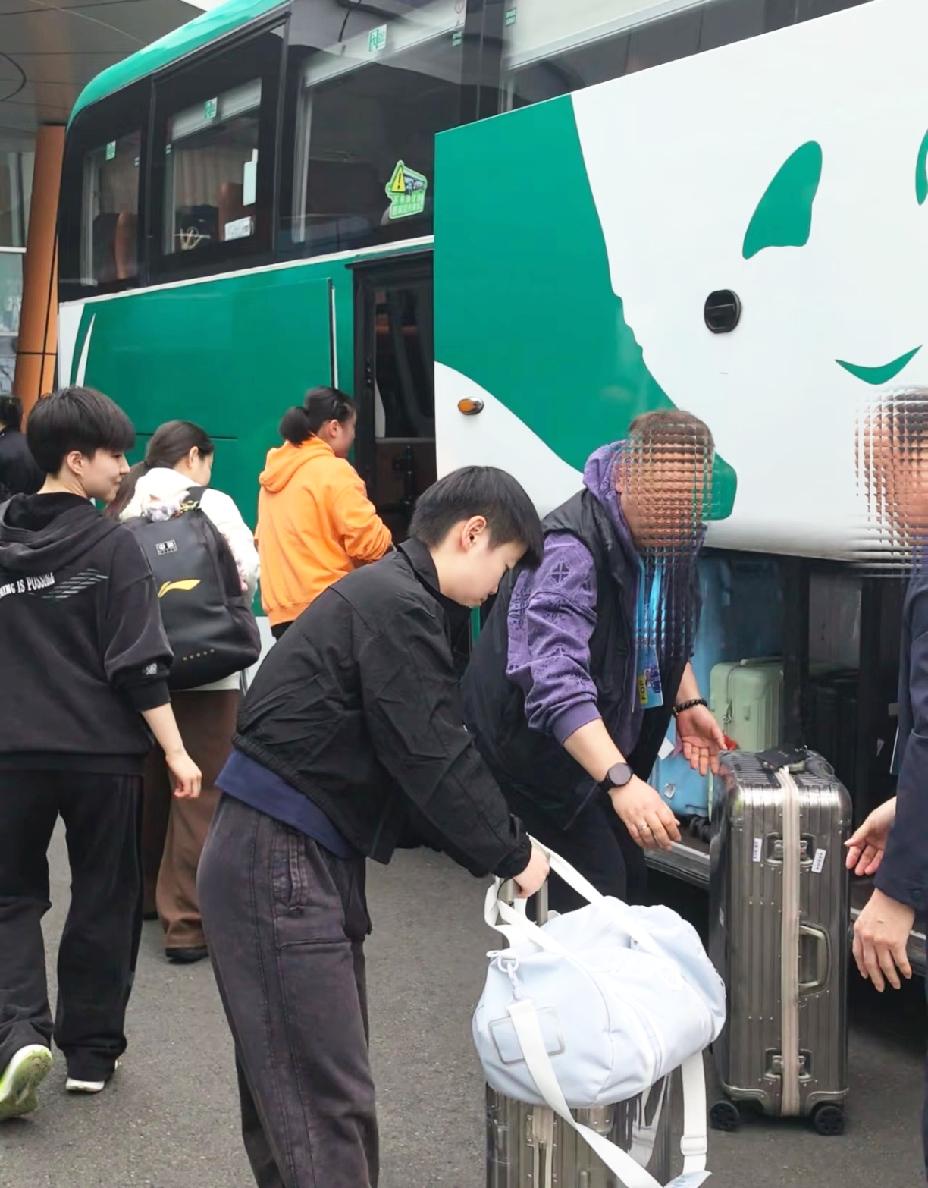 国乒出发澳门世界杯，
莎莎的私服又被球迷“惦记”上了。
机场候机莎莎乖乖站在人群