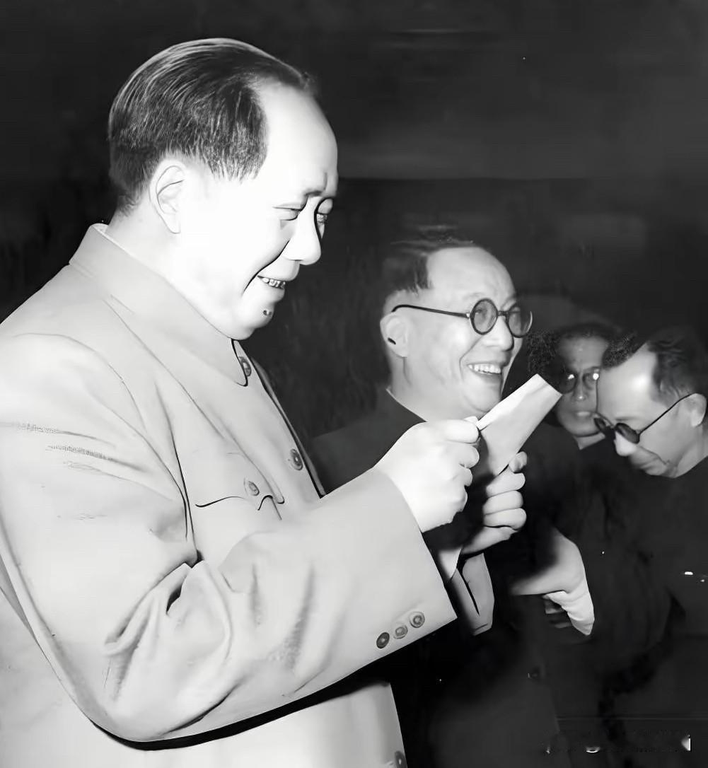 真服了！网上总有那么一拨人，揣着明白装糊涂，就盯着1981年那份《历史决议》，挑