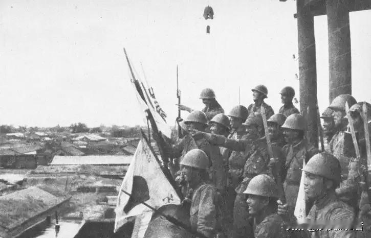 二战日军肉搏战法宝：三零式刺刀
图中是1937年9月，日军攻陷河北沧州后登上城楼