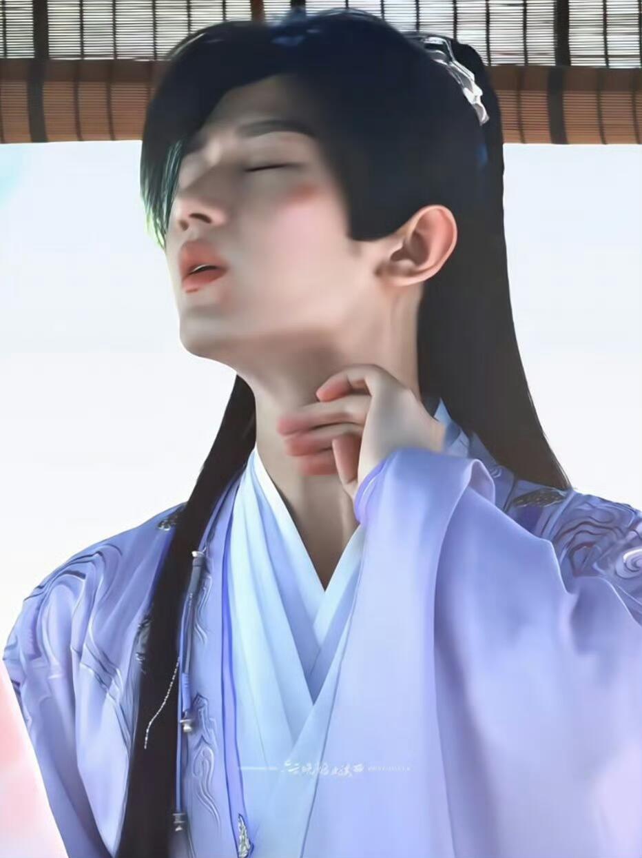 指尖轻抵喉间，眼睫微垂，很是动人