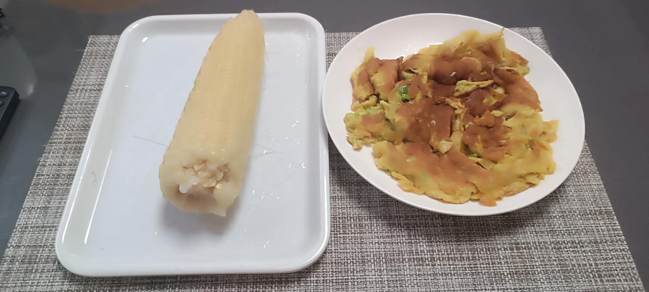 我这早餐是不是有点不搭？吃吧，能填饱肚子即可[笑哭]