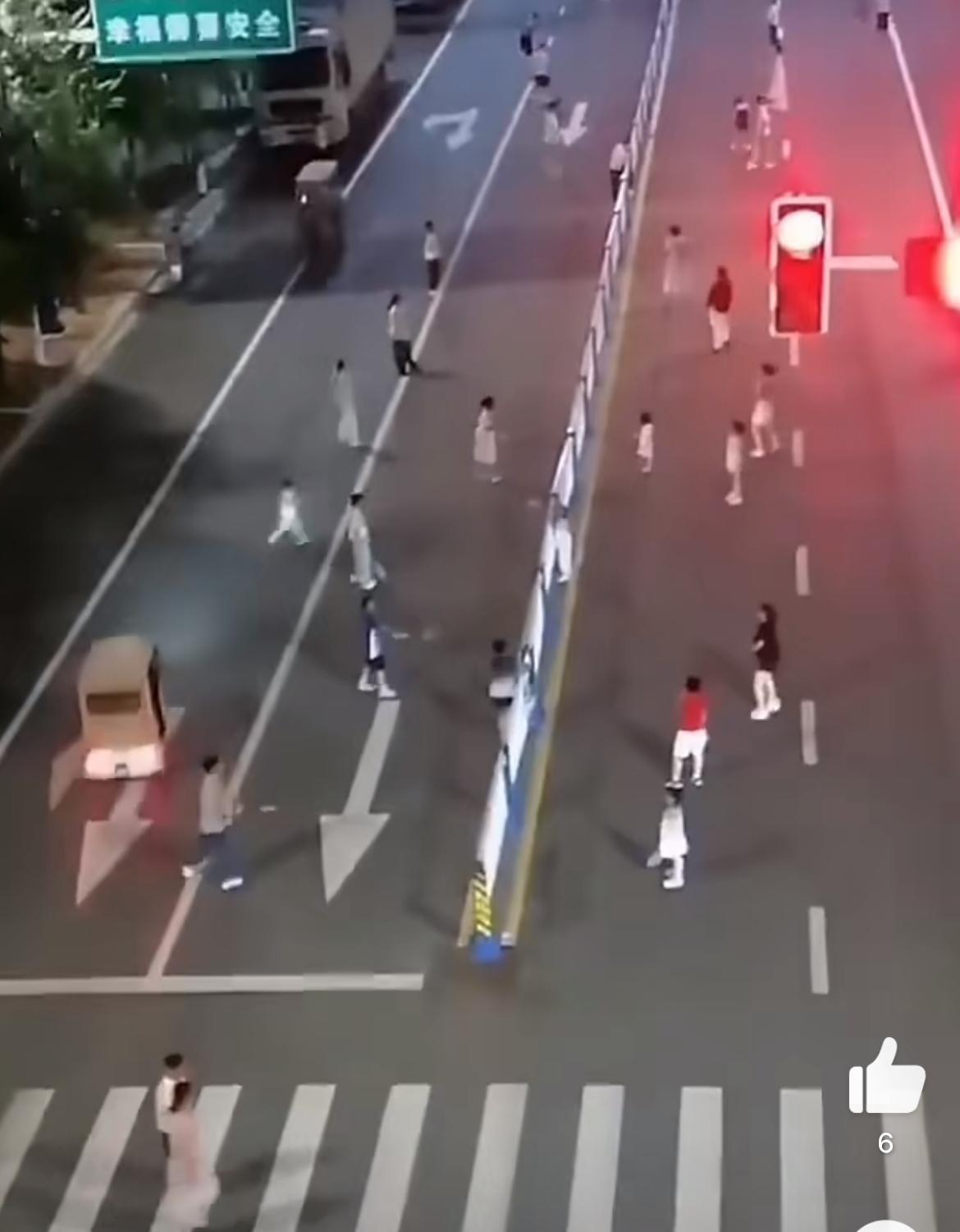 这是哪里的马路，市民当街主干道打羽毛球，来往车辆都在慢性鸣笛。打羽毛球，找不到一