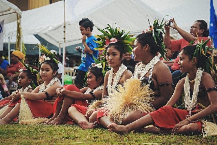 曾经躺着就能把钱赚了的天堂岛国，如今却沦落到几乎要靠“卖身”度日！
 
这个主动