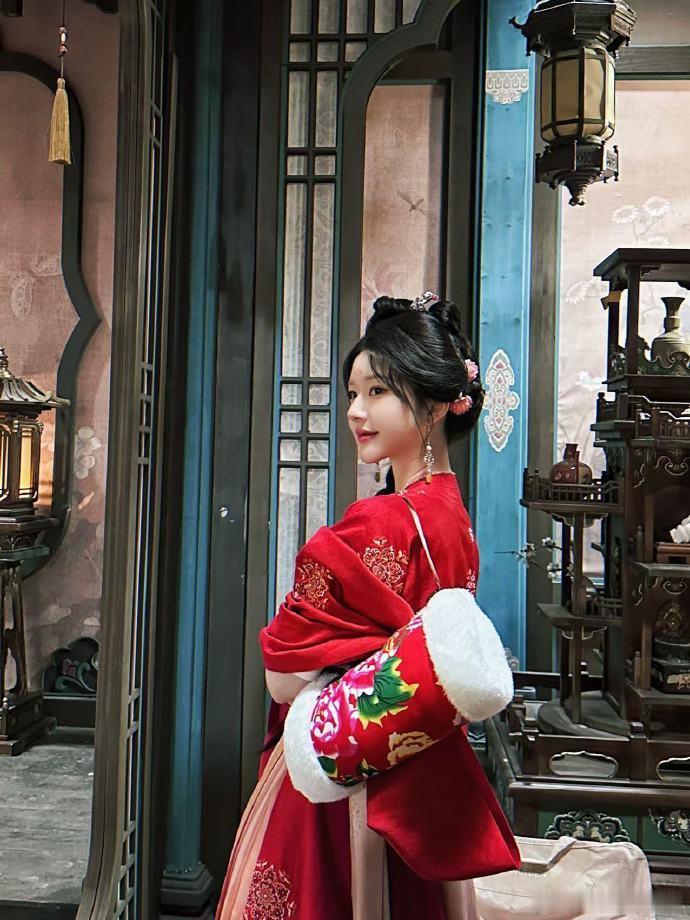 #赵露思珠帘玉幕老板娘造型# ​#赵露思事业红红火火# ​赵露思在《珠帘玉幕》中