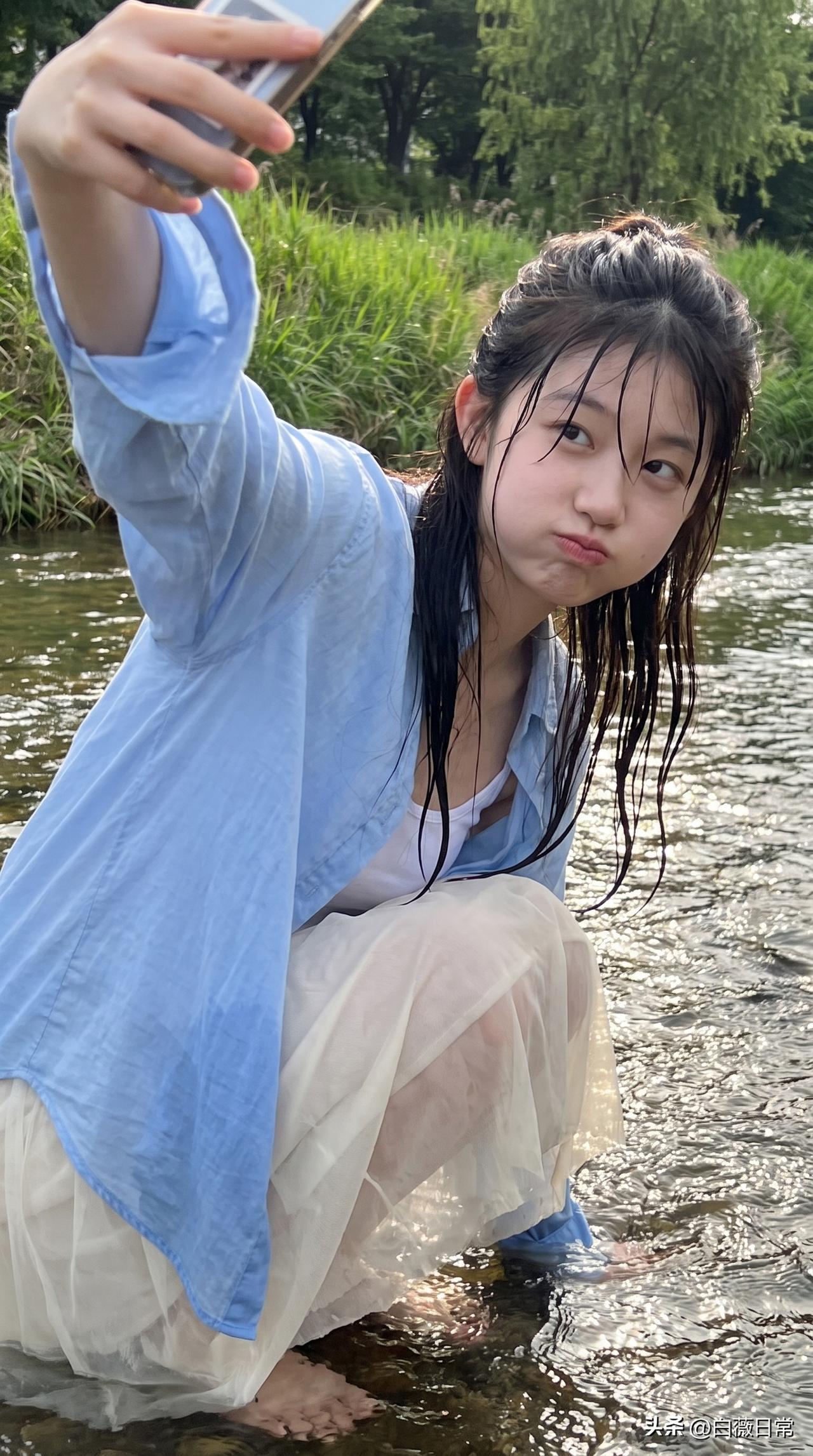 小时候玩水，被我妈追着打：“又玩水！衣服湿了谁洗？”

现在玩水，没人管了，反而
