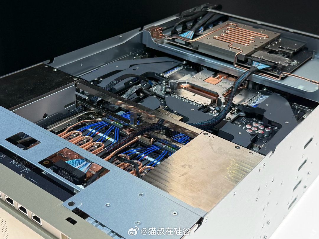 英伟达这四款芯片背后有一条共同的技术主线——硅光子集成。传统互联用铜线传电信号，