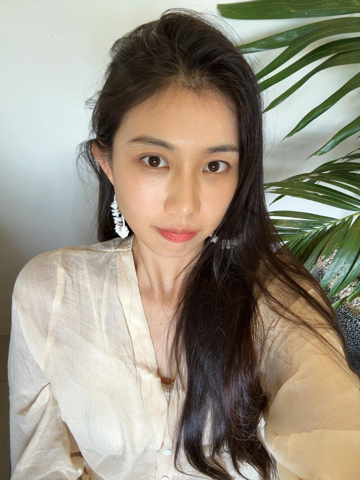 帮我看看晒黑了没？[酷]衣服和耳环都是在菲律宾现买的因为到了发现我连件短袖都没带
