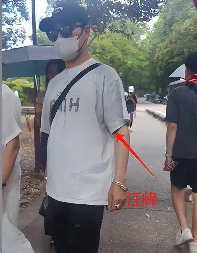 汪峰带女友全家日本度假，和丈母娘、继女相处和谐，醒醒也跟在后面！ ​​​