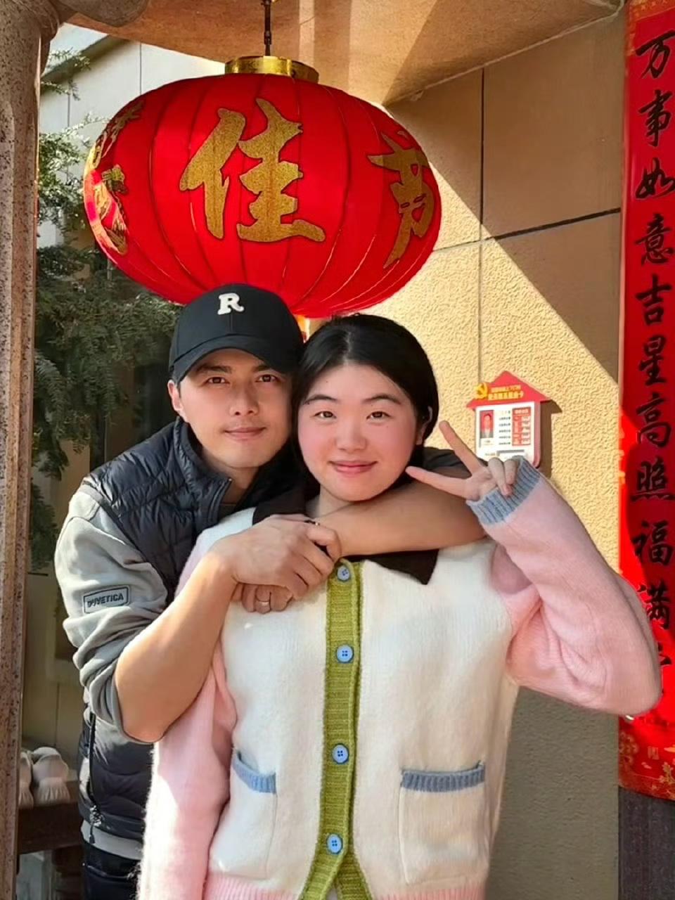 2月23日，叶祖新晒出和一女子的合影引发了网友热议，照片中叶祖新双手亲昵的搂住女