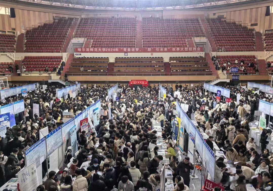 2026年高校毕业生1222万，7月份全部出来找事做了！这数字啥概念？比去年又多