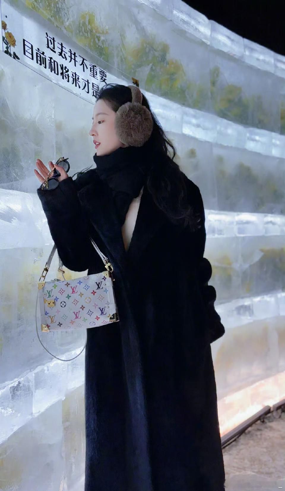 哈尔滨文旅邀请刘亦菲去冰雪大世界 黄亦玫去哈尔滨啦～你是最耀眼夺目的那朵黄玫瑰[