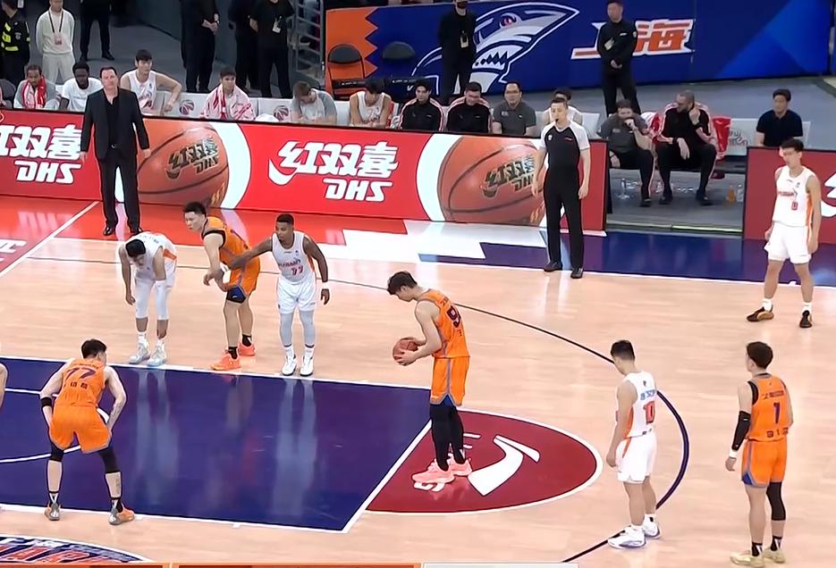 上海等来了最强版本的李添荣！
皮特森44、杨曦浩8中7高效20分7篮板、邹阳11