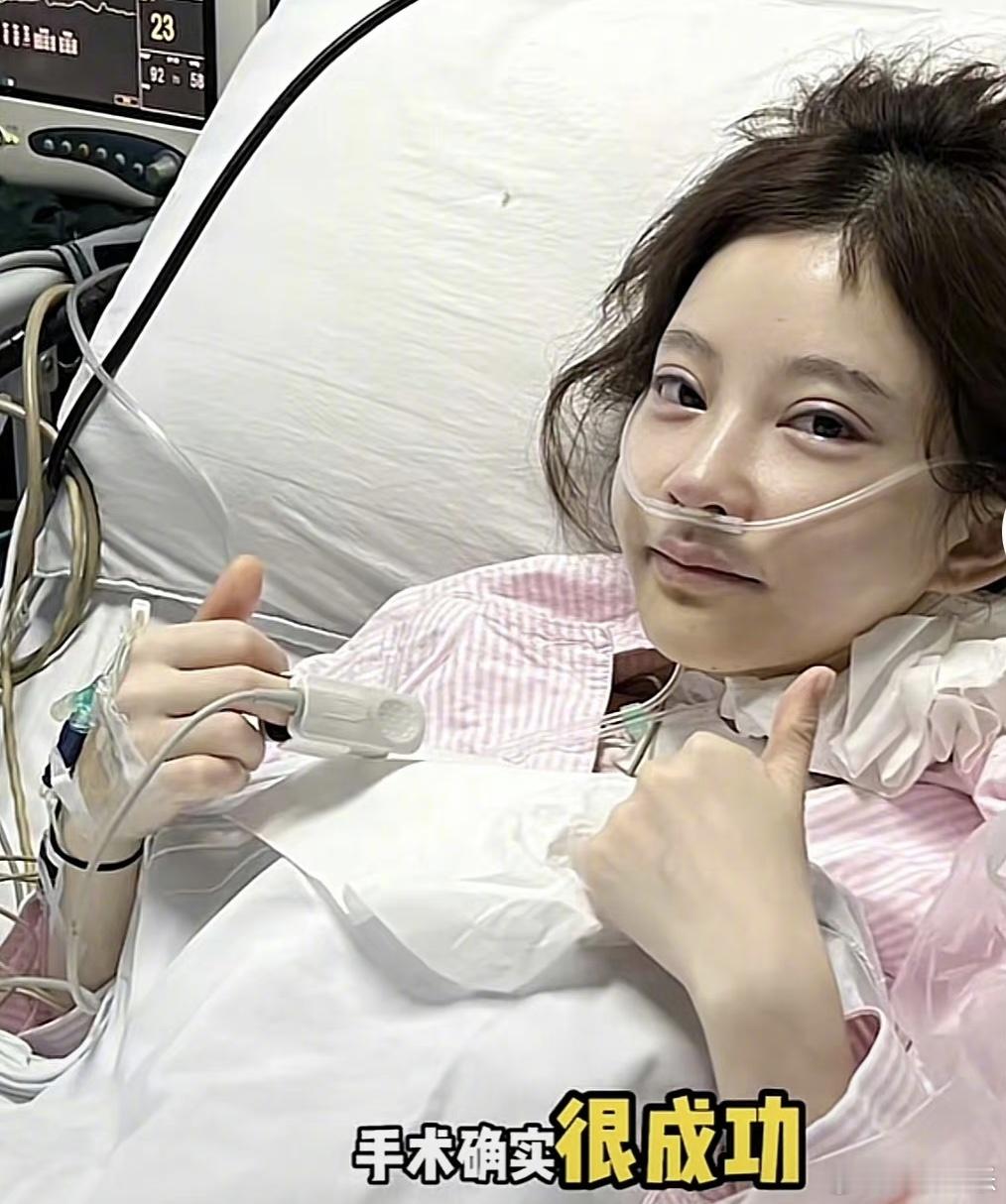 冯提莫公开甲状腺手术疤痕直面病痛的勇气太戳人！冯提莫坦然展示颈部手术疤痕，抗癌期