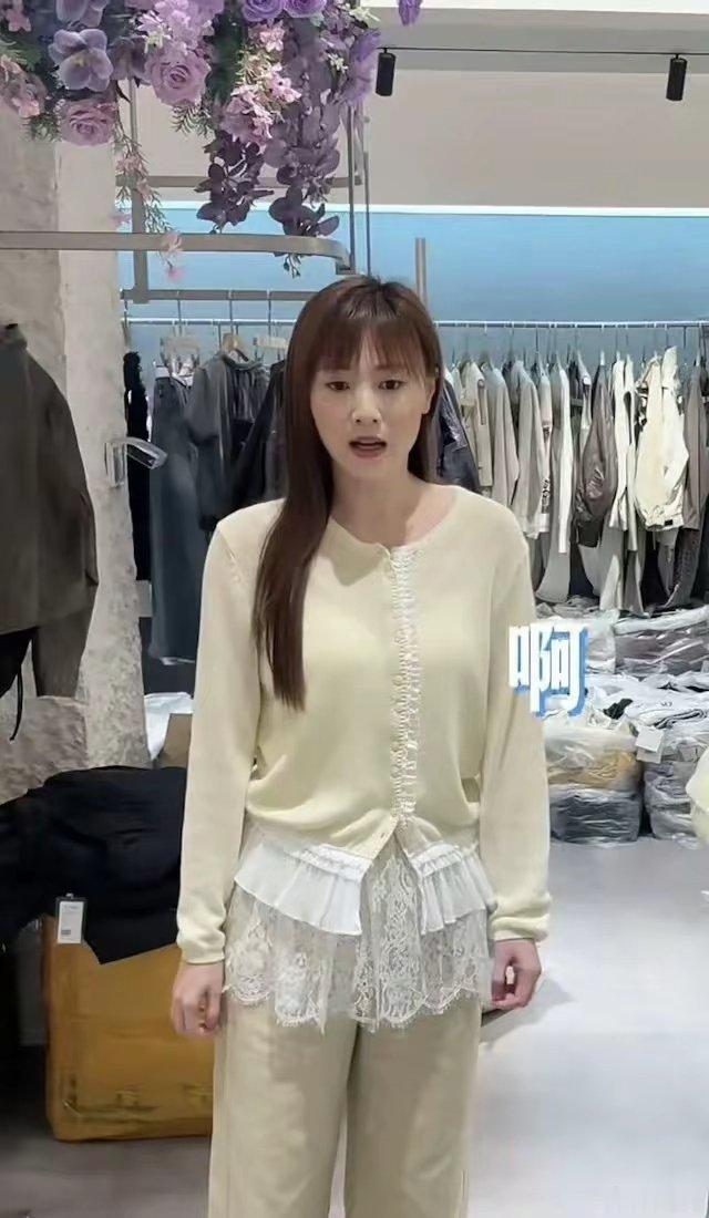 TVB花旦朱晨丽五一假期现身杭州，在服装店当理货员一天赚200元，身形圆润引怀孕